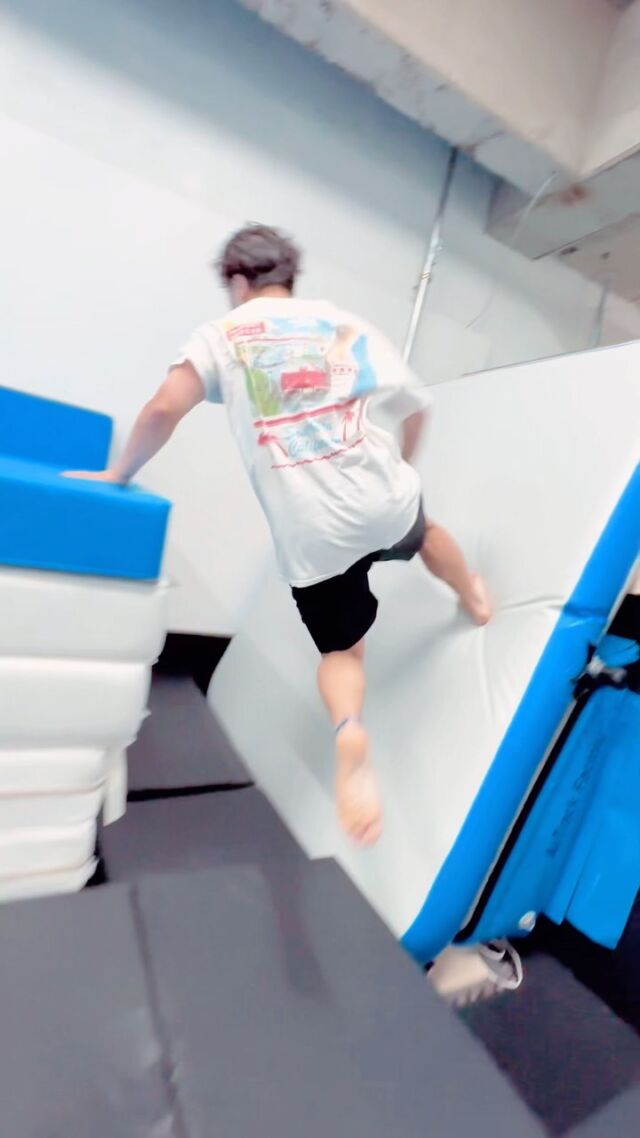 毎週金曜日「スピードパルクールクラス」の様子です。
スタートからゴールまでの障害物をいかに早く到達できるかのスキルを実践形式でお教えしております。
毎回違ったコースや障害物を作成しておりますので、さまざまなスキルを身につけることができます。
ご興味のある方はぜひ一度ご参加ください。
詳細やご予約は当ジムホームページよりご覧いただけます。

#パルクール #フリーランニング #アクロバット #ダブル日本橋 #習い事